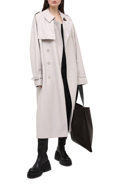 Кожаный тренч VETEMENTS светло-серого цвета по цене 499500 руб., арт. UAH21JA005 2401/W, фото 2 Кожаный тренч VETEMENTS, арт. UAH21JA005 2401/W, фото 2