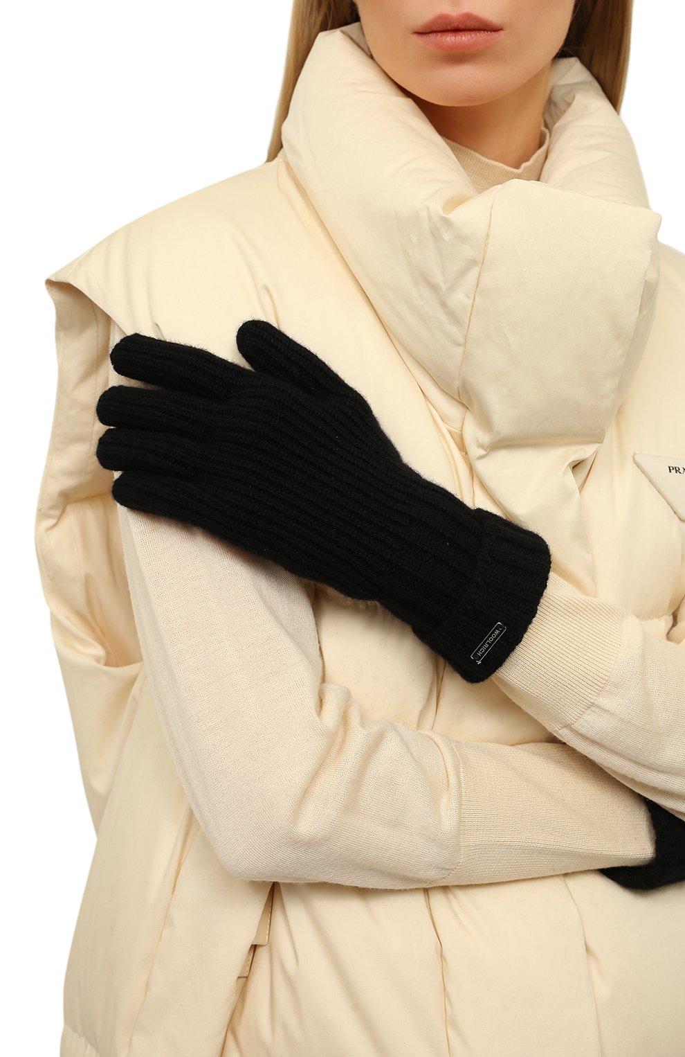 Кашемировые перчатки WOOLRICH черного цвета по цене 12650 руб., арт. CFWWAC0142FR/UF0668, фото 2 Кашемировые перчатки WOOLRICH, арт. CFWWAC0142FR/UF0668, фото 2