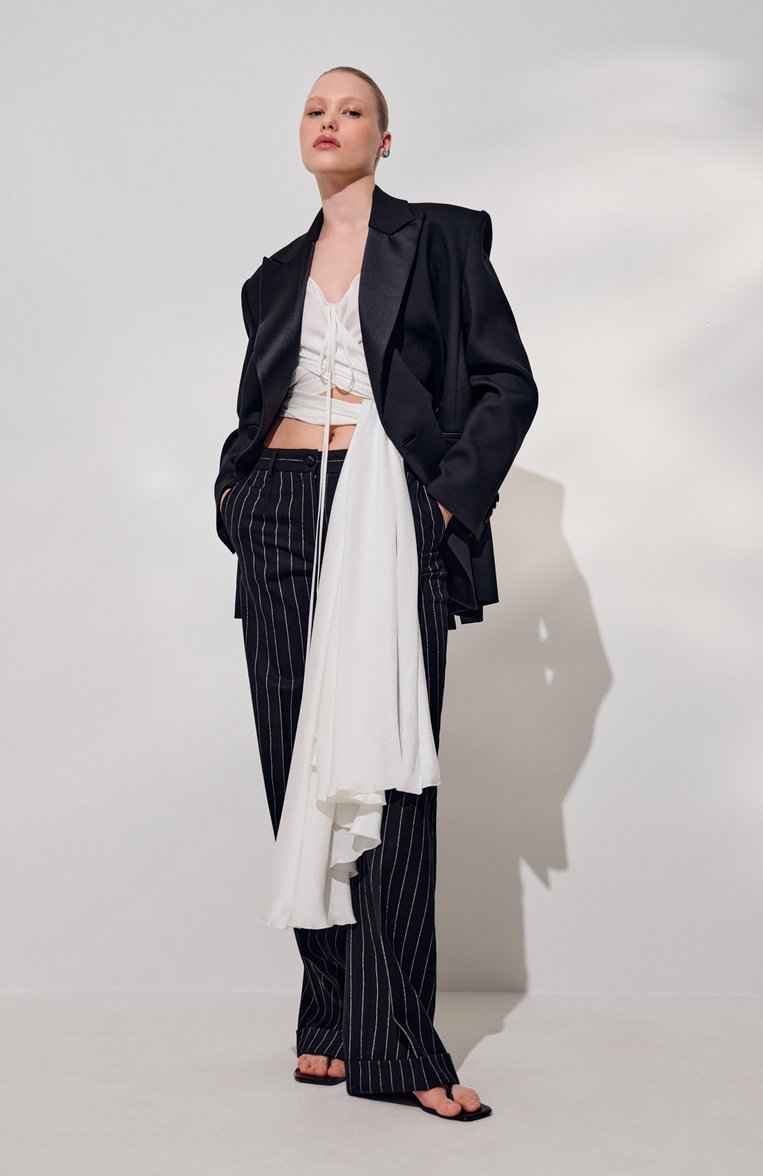 Женский топ ANN DEMEULEMEESTER белого цвета, арт. B0012436/FA563 | Фото 7 (Стили: Кэжуэл; Кросс-КТ: костюм; Длина (для топов): Удлиненные; Рукава: Без рукавов; Материал внешний: Синтетический материал; Автоматизация ТО: Проставлено; Автоматизация состава: Проставлено)