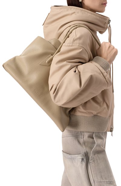 Сумка la passeggiata medium THE ATTICO светло-бежевого цвета по цене 199500 руб., арт. 250WAH00054/LBT117AA, фото 2 Сумка la passeggiata medium THE ATTICO, арт. 250WAH00054/LBT117AA, фото 2