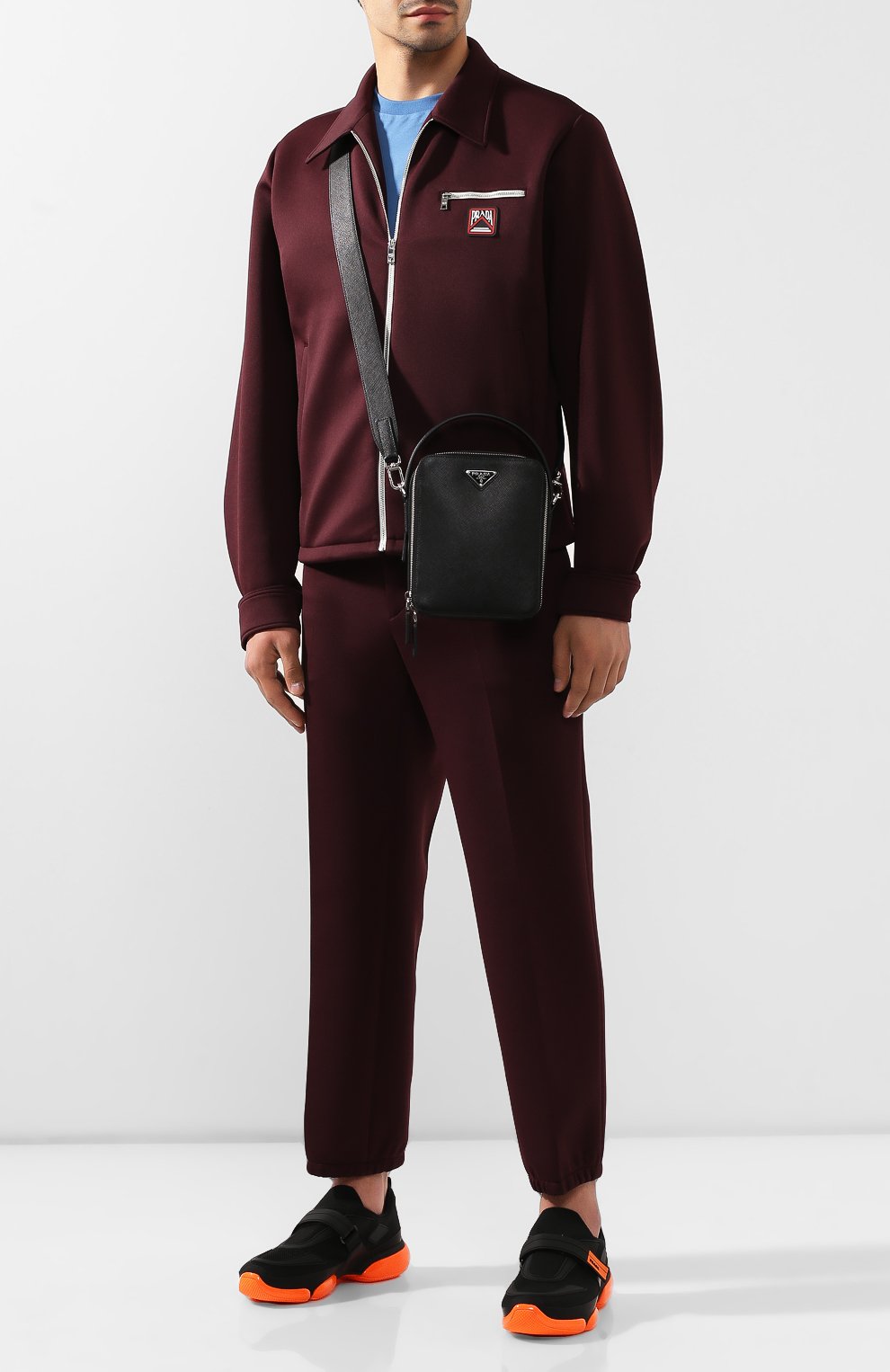 Кожаная сумка-планшет PRADA черного цвета по цене 170000 руб., арт. 2VH066-9Z2-F0002, фото 2 Кожаная сумка-планшет PRADA, арт. 2VH066-9Z2-F0002, фото 2