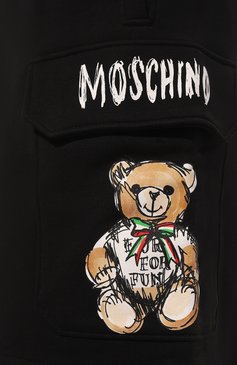 Мужские хлопковые шорты MOSCHINO черного цвета, арт. V0329/0228 | Фото 5 (Тематический товар: Teddy Bear; Силуэт М (брюки): Карго; Длина Шорты М: До колена; Случай: Повседневный; Принт: С принтом; Материал сплава: Проставлено; Материал внешний: Хлопок; Драгоце�нные камни: Проставлено; Стили: Кэжуэл)