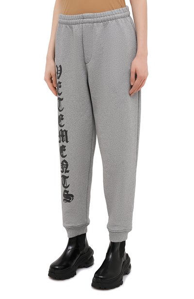 Хлопковые джоггеры VETEMENTS серого цвета по цене 59900 руб., арт. ME51PA820G 1601, фото 3 Хлопковые джоггеры VETEMENTS, арт. ME51PA820G 1601, фото 3