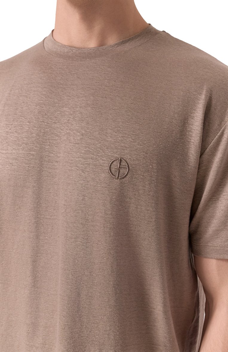 Мужская льняная футболка GIORGIO ARMANI коричневого цвета, арт. GM001099/TE13875 | Фото 5 (Рукава: Короткие; Длина (для топов): Стандартные; Автоматизация состава: Проставлено; Материал внешний: Лен; Автоматизация ТО: Проставлено; Детали: Декор; Принт: Без принта; Мужское Кросс-КТ: Футболка-одежда; Стили: Кэжуэл)