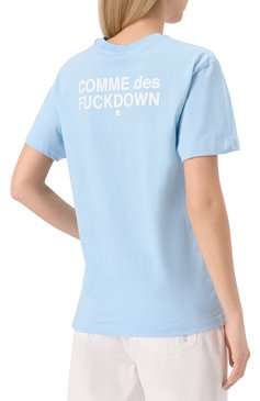 Женская хлопковая футболка COMME DES FUCKDOWN голубого цвета, арт. CFABW01221 | Фото 4 (Рукава: Короткие; Материал внешний: Хлопок; Длина (для топов): Стандартные; Стили: Гранж; Принт: С принтом; Автоматизация состава: Проставлено; Автоматизация ТО: Проставлено)