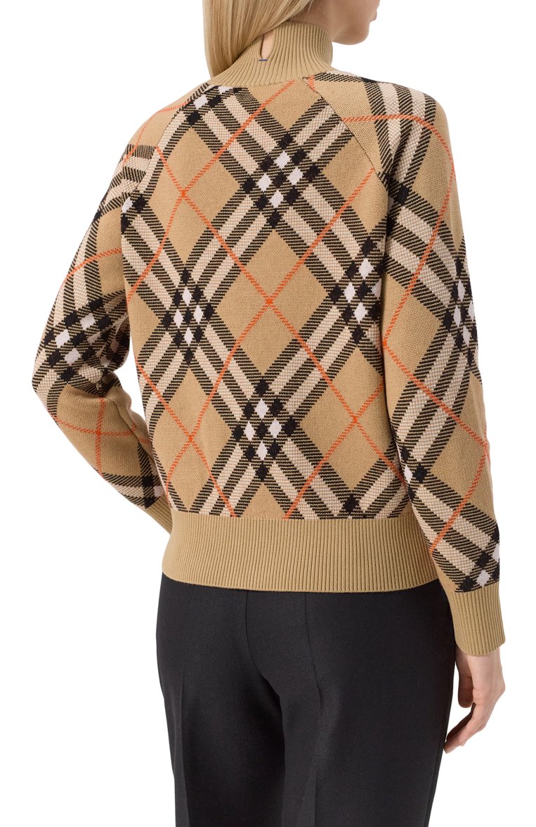 Женский шерстяной кардиган BURBERRY бежевого цвета, арт. 8094975 | Фото 4 (Драгоценные камни: Проставлено; Длина (для топов): Стандартные; Материал сплава: Проставлено; Материал внешний: Шерсть; Рукава: Длинные; Женское Кросс-КТ: кардиган-трикотаж, Кардиган-одежда; Стили: Кэжуэл)