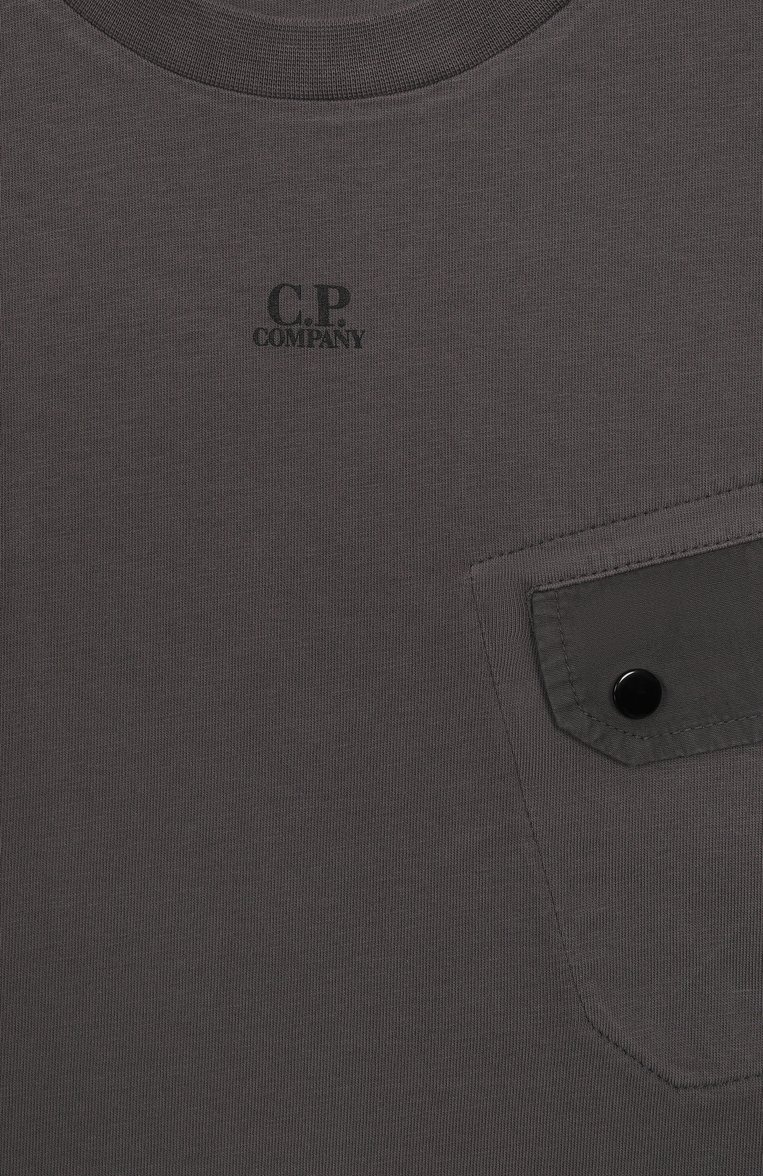 Детская хлопковая футболка C.P. COMPANY темно-серого цвета, арт. CUM00N/LAC02/10-14 | Фото 3 (Материал внешний: Хлопок; Рукава: Короткие; Мальчики Кросс-КТ: Футболка-одежда, Футболка-спорт; Автоматизация ТО: Проставлено; Автоматизация состава: Проставлено; Ростовка одежда: 10 - 11 лет | 140 - 146см, 13 - 15 лет | 158 см, 16 лет | 164 см)