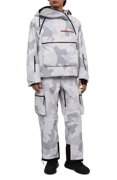 Утепленный анорак PRADA серого цвета по цене 530000 руб., арт. SGB799-1YYU-F0K44-202, фото 2 Утепленный анорак PRADA, арт. SGB799-1YYU-F0K44-202, фото 2