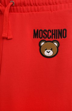 Детского комплект из толстовки и брюк MOSCHINO красного цвета, арт. HUK03F/LCA15/10A-14A | Фото 7 (Рукава: Длинные; Материал сплава: Проставлено; Материал внешний: Хлопок; Драгоценные камни: Проставлено; Мальчики Кросс-КТ: Костюмы-спорт)