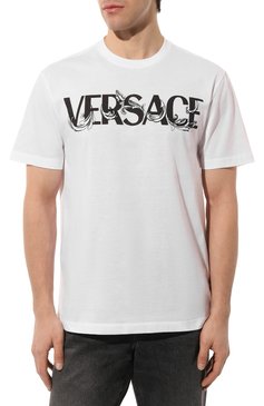 Мужская хлопковая футболка VERSACE белого цвета, арт. 1006974/1A049491W010 | Фото 3 (Рукава: Короткие; Региональные ограничения белый список (Axapta Mercury): Не проставлено; Длина (для топов): Стандартные; Принт: С принтом; Материал сплава: Проставлено; Нос: Не проставлено; Материал внешний: Хлопок; Драгоценные камни: Проставлено; Стили: Кэжуэл)