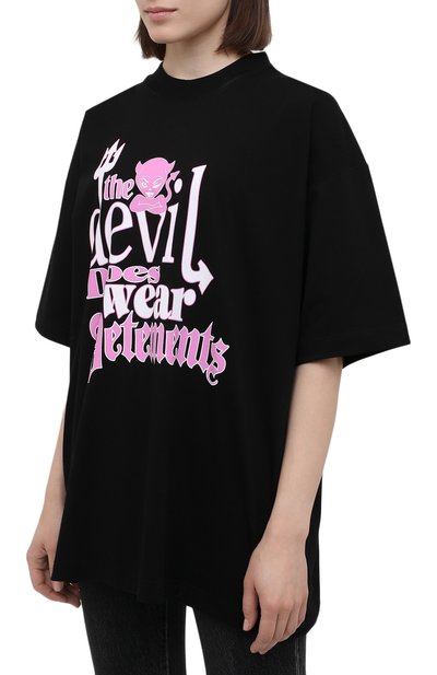Хлопковая футболка VETEMENTS черного цвета по цене 35250 руб., арт. UE52TR180B 1611/W, фото 3 Хлопковая футболка VETEMENTS, арт. UE52TR180B 1611/W, фото 3