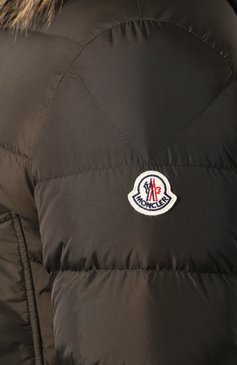 Мужская пуховик cluny MONCLER хаки цвета, арт. E2-091-41380-25-68352 | Фото 5 (Мужское Кросс-КТ: пуховик-короткий, Пуховик-верхняя одежда, Верхняя одежда; Рукава: Длинные; Длина (верхняя одежда): До середины бедра; Материал внешний: Синтетический материал; Кросс-КТ: Пуховик; Материал сплава: Проставлено; Стили: Милитари; Материал подклада: Синтетический материал; Ювелирные украшения: Назначено; Драгоценные камни: Проставлено; Материал утеплителя: Пух и перо; Статус проверки: Проверена категория)