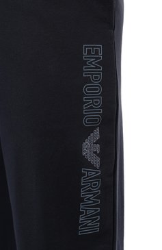 Мужские хлопковые джоггеры EMPORIO ARMANI темно-синего цвета, арт. 111690/4R566 | Фото 5 (Материал внешний: Хлопок; Драгоценные камни: Проставлено; Длина (брюки, джинсы): Стандартные; Материал сплава: Проставлено; Силуэт М (брюки): Джоггеры; Стили: Спорт-шик)