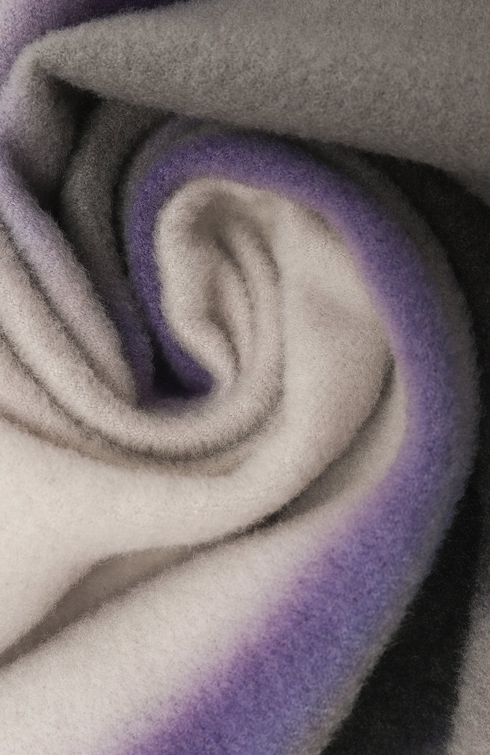 Шерстяной палантин EMPORIO ARMANI фиолетового цвета по цене 31450 руб., арт. 635267/4F306, фото 4 Шерстяной палантин EMPORIO ARMANI, арт. 635267/4F306, фото 4