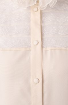 Женская шелковая блузка VALENTINO кремового цвета, арт. 6B3AB740924 | Фото 6 (Материал внешний: Шелк; Длина (для топов): Ста�ндартные; Материал сплава: Проставлено; Драгоценные камни: Проставлено; Рукава: Длинные; Принт: Без принта; Женское Кросс-КТ: Блуза-одежда; Стили: Романтичный)