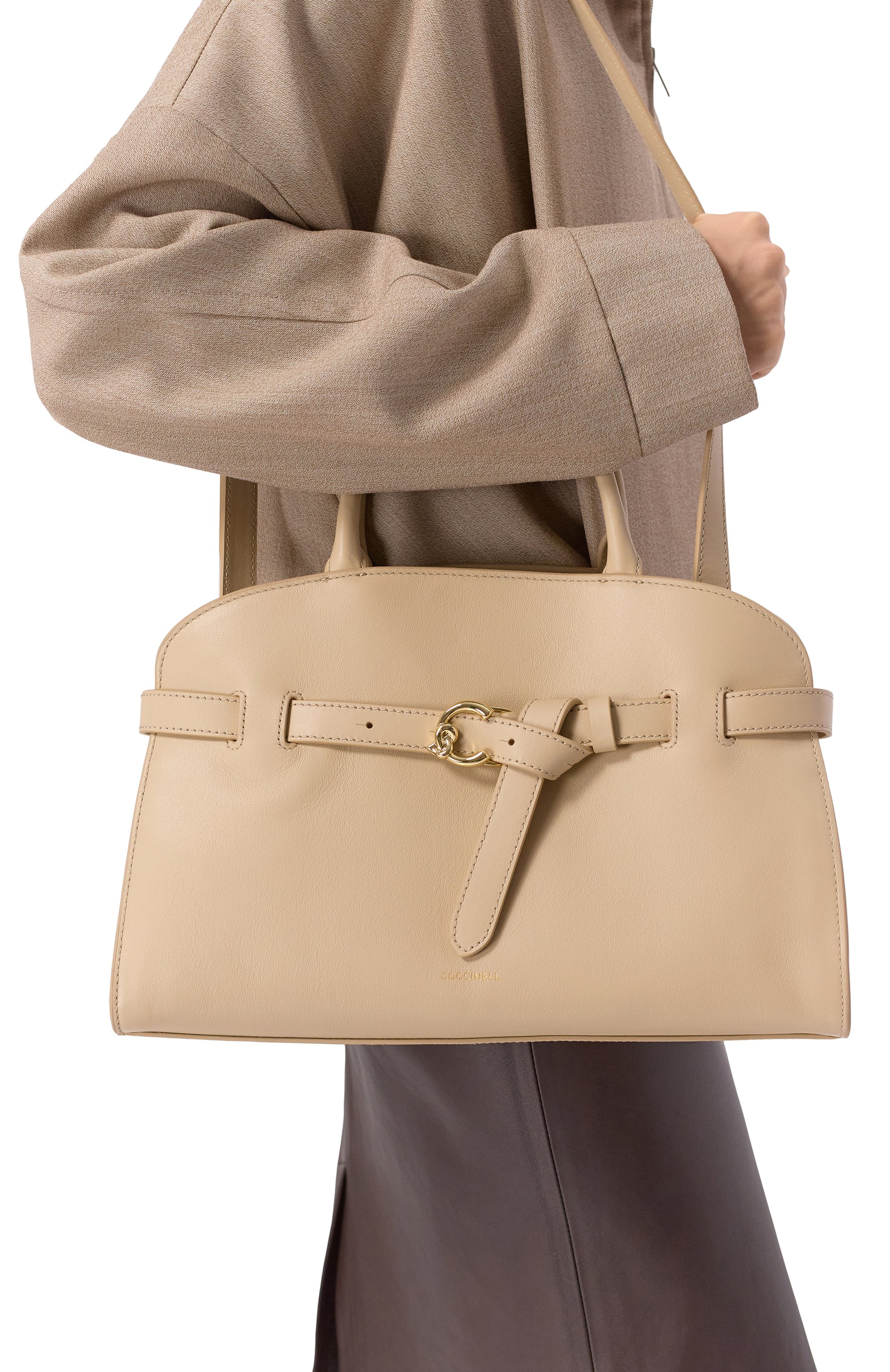 Сумка sabine medium COCCINELLE светло-бежевого цвета по цене 49350 руб., арт. E1 TLA 18 04 01, фото 2 Сумка sabine medium COCCINELLE, арт. E1 TLA 18 04 01, фото 2