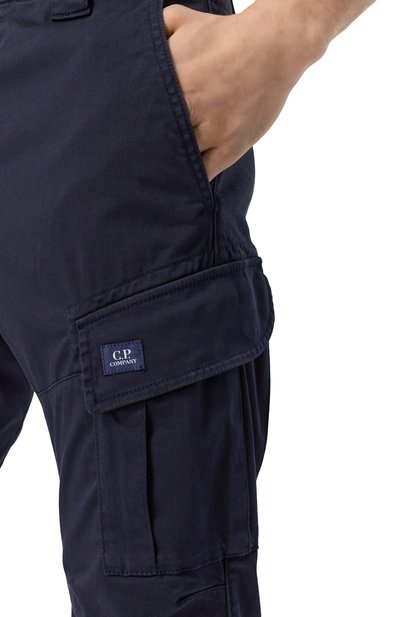 Хлопковые брюки-карго C.P. COMPANY темно-синего цвета по цене 25350 руб., арт. 18CMPA117A005694G, фото 5 Хлопковые брюки-карго C.P. COMPANY, арт. 18CMPA117A005694G, фото 5