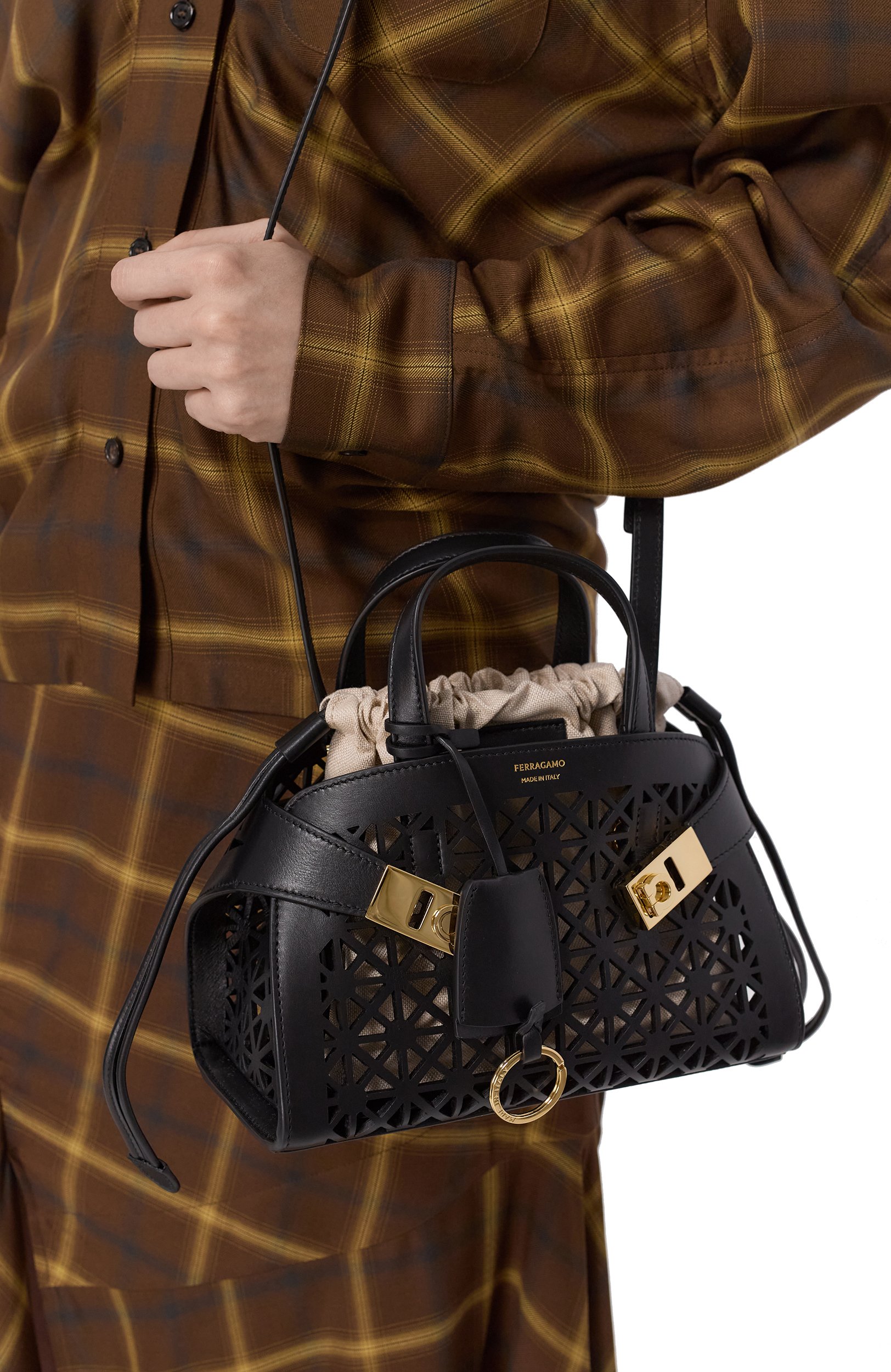 Сумка hug mini FERRAGAMO черного цвета по цене 261000 руб., арт. 21A696/793431, фото 2 Сумка hug mini FERRAGAMO, арт. 21A696/793431, фото 2