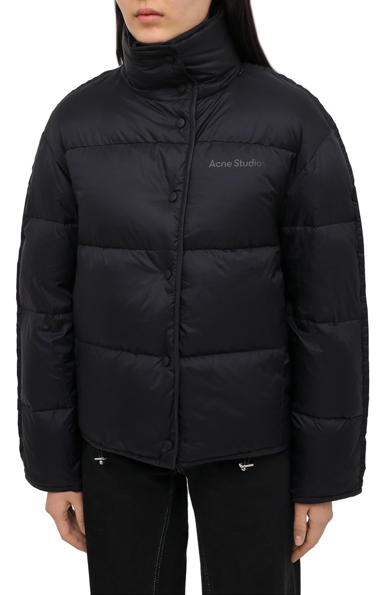 Женский пуховик ACNE STUDIOS черного цвета, арт. A90298 | Фото 3 (Длина (верхняя одежда): Короткие; Материал утеплителя: Пух и перо; Материал подклада: Синтетический материал; Рукава: Длинные; Материал внешний: Синтетический материал; Стили: Кэжуэл, Минимализм; Кросс-КТ: Пуховик; Региональные ограничения белый список (Axapta Mercury): RU)