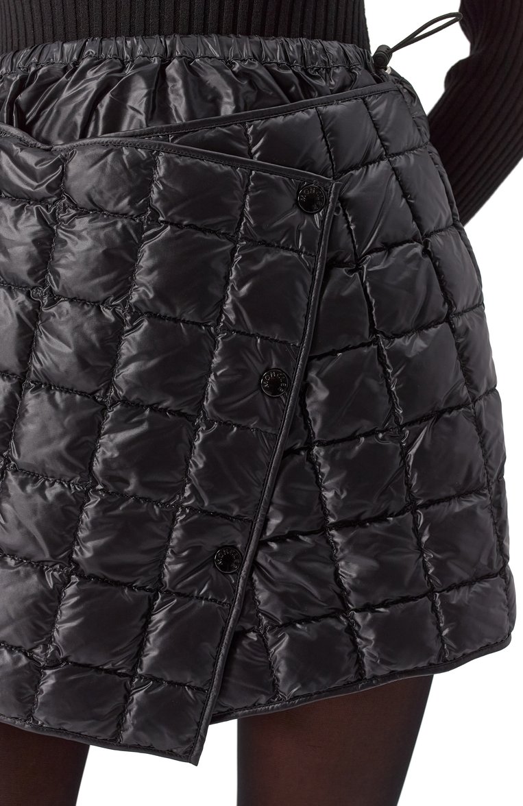Женская пуховая юбка MONCLER черного цвета, арт. 2D00001/595ZZ | Фото 5 (Длина Ж (юбки, платья, шорты): Мини; Материал внешний: Синтетический материал; Стили: Кэжуэл; Автоматизация ТО: Проставлено; Автоматизация состава: Проставлено)