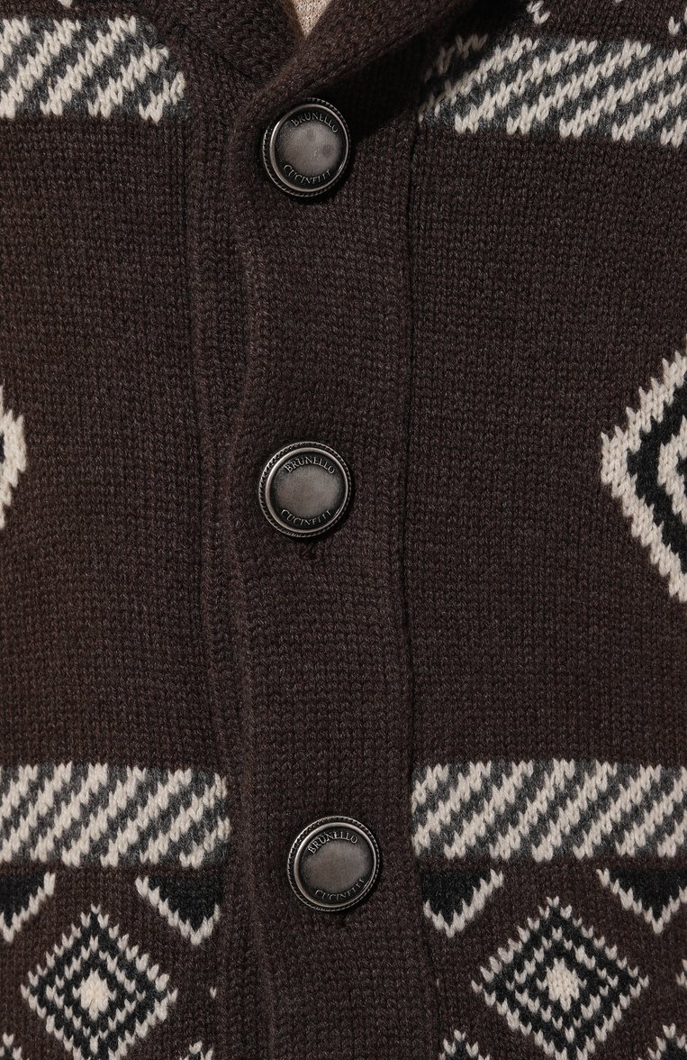 Мужской кашемировый кардиган BRUNELLO CUCINELLI темно-коричневого цвета, арт. M22504506 | Фото 5 (Материал внешний: Шерсть, Кашемир; Рукава: Длинные; Длина (для топов): Стандартные; Мужское Кросс-КТ: Кардиган-одежда; Стили: Бохо; Застежка: Пуговицы)