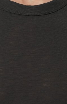 Женская хлопковая футболка JAMES PERSE серого цвета, арт. WUA3037 | Фото 5 (Принт: Без принта; Рукава: Короткие; Длина (для топов): Стандартные; Материал сплава: Проставлено; Материал внешний: Хлопок; Женское Кросс-КТ: Футболка-одежда; Драгоценные камни: Проставлено; Стили: Минимализм, Кэжуэл)