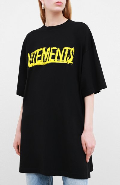 Хлопковая футболка VETEMENTS черного цвета по цене 59950 руб., арт. UAH21TR618 1610/W, фото 3 Хлопковая футболка VETEMENTS, арт. UAH21TR618 1610/W, фото 3