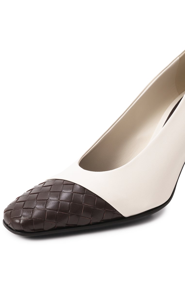 Женские кожаные туфли step BOTTEGA VENETA кремового цвета, арт. 807000 V1TR1 | Фото 7 (Каблук высота: Высокий; Материал сплава: Проставлено; Материал внешний: Натуральная кожа; Подошва: Плоская; Драгоценные камни: Проставлено; Каблук тип: Устойчивый)