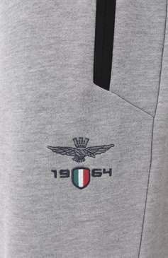 Мужские хлопковые джоггеры AERONAUTICA MILITARE серого цвета, арт. PF965F581 | Фото 6 (Длина (брюки, джинсы): Стандартные; Силуэт М (брюки): Джоггеры; Стили: Спорт-шик; Материал внешний: Хлопок)