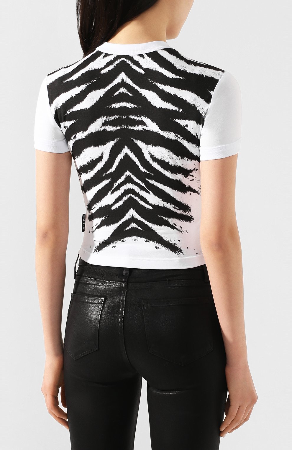 Хлопковая футболка VERSACE JEANS COUTURE черно-белого цвета по цене 8995 руб., арт. B2HVB7T1-VDM602 38/36620, фото 4 Хлопковая футболка VERSACE JEANS COUTURE, арт. B2HVB7T1-VDM602 38/36620, фото 4