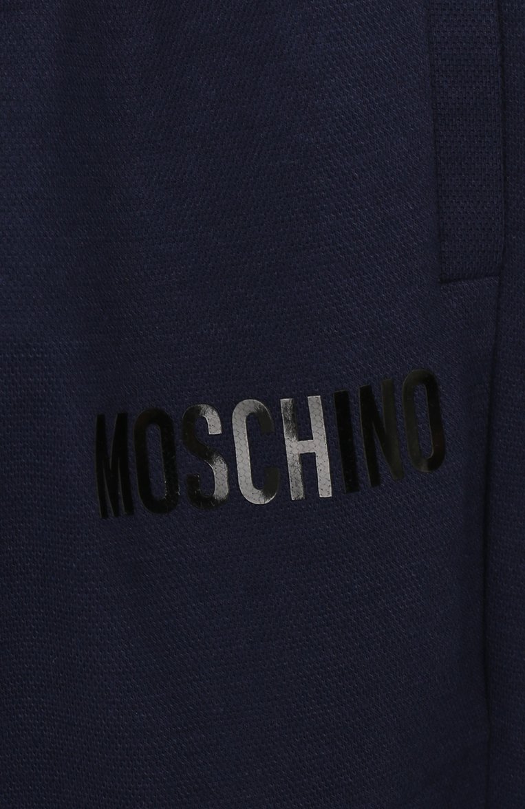 Детские джоггеры MOSCHINO синего цвета, арт. HUP03D/LCA17/10A-14A | Фото 3 (Материал внешний: Синтетический материал, Хлопок; Статус проверки: Проверена категория; Мальчики Кросс-КТ: Джоггеры-одежда; Региональные ограничения белый список (Axapta Mercury): RU; Материал сплава: Проставлено; Нос: Не проставлено; Ростовка одежда: 10 - 11 лет | 140 - 146см)