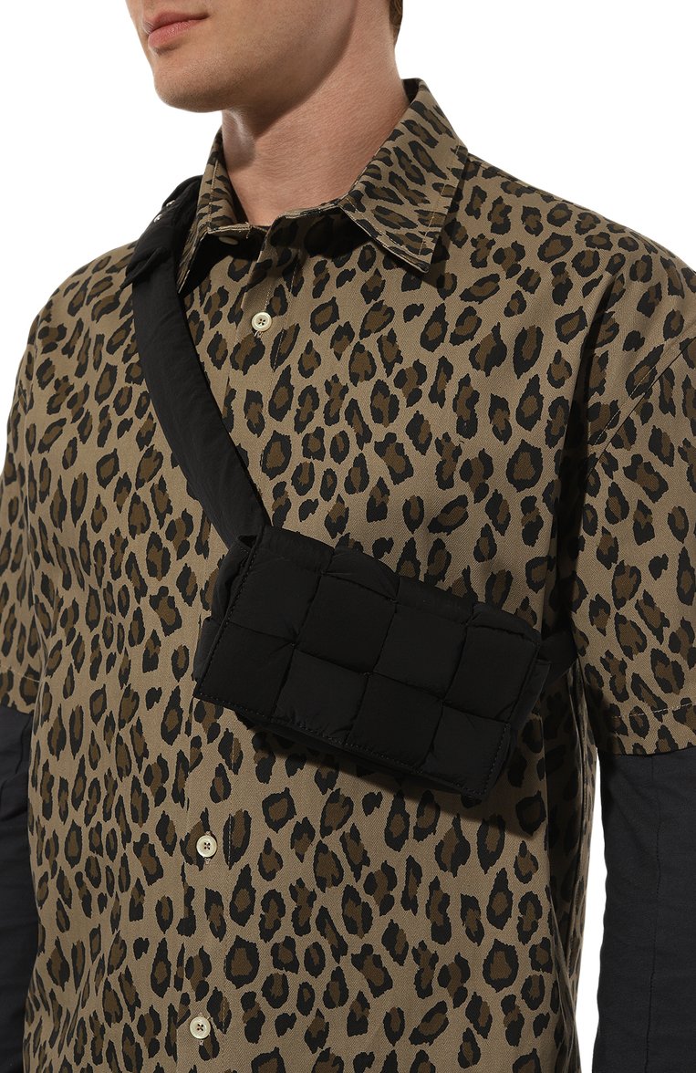 Мужская поясная сумка padded tech cassette BOTTEGA VENETA черного цвета, арт. 679763/VB080 | Фото 2 (Размер: mini; Материал: Текстиль; Ремень/цепочка: На ремешке; Случай: Повседневный)