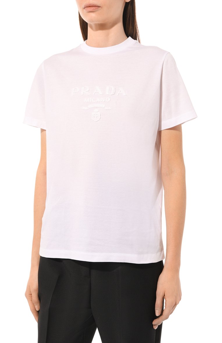 Женская хлопковая футбо�лка PRADA белого цвета, арт. 35838R-10IN-F0009-162 | Фото 3 (Материал внешний: Хлопок; Длина (для топов): Стандартные; Рукава: Короткие; Принт: Без принта; Стили: Кэжуэл; Региональные ограничения белый список (Axapta Mercury): Не проставлено; Автоматизация состава: Проставлено; Автоматизация ТО: Проставлено)