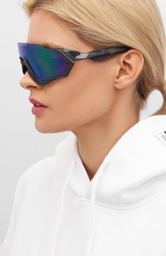 Женские солнцезащитные очки OAKLEY синего цвета, арт. 9401-940115 | Фото 2 (Кросс-КТ: С/з-унисекс; Региональные ограничения белый список (Axapta Mercury): Не проставлено, RU; Нос: Не проставлено; Материал: Пластик; Тип очков: С/з; Очки форма: Маска; Оптика Гендер: оптика-унисекс)