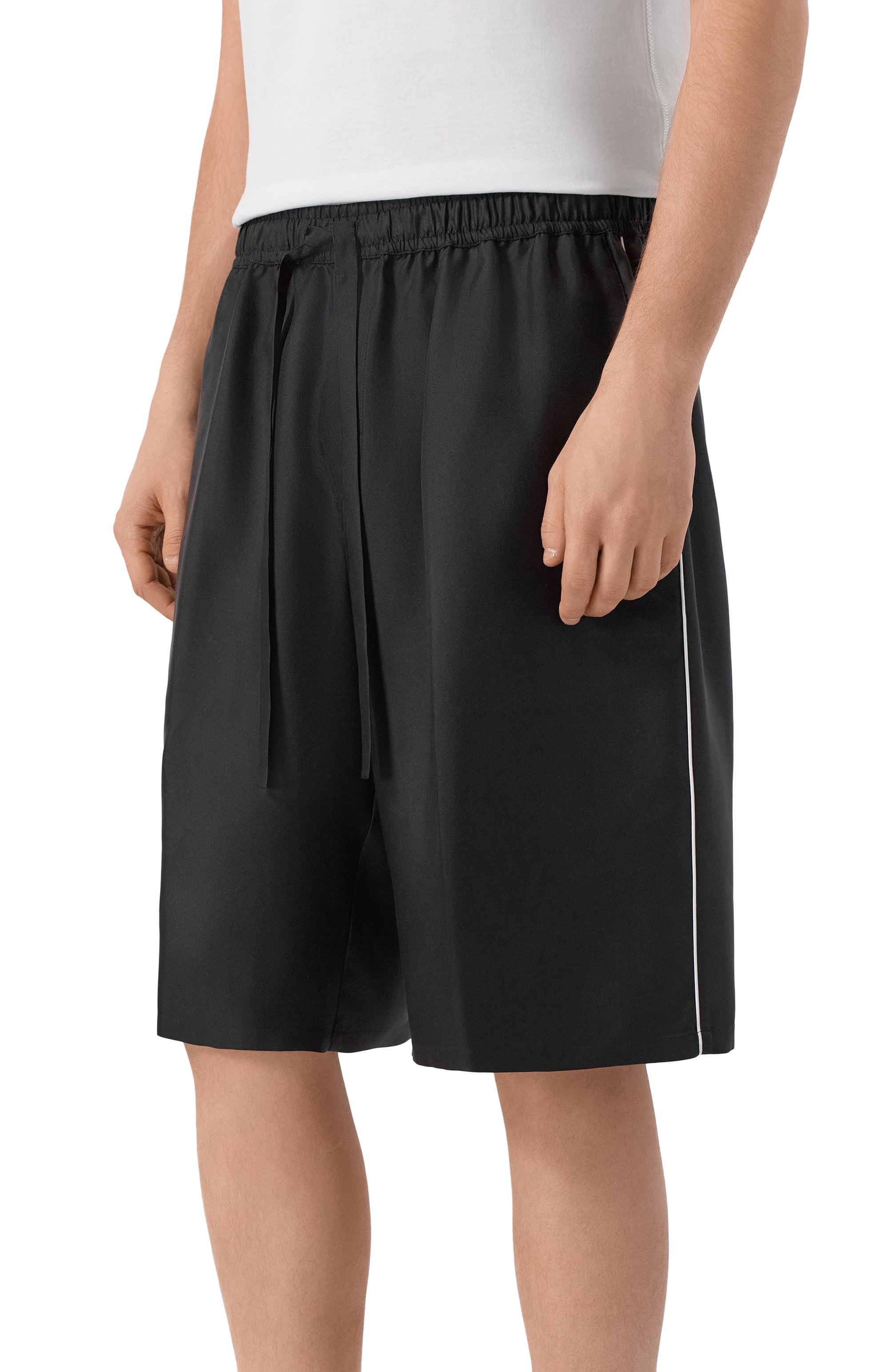 Шелковые шорты DOLCE & GABBANA черного цвета по цене 111500 руб., арт. GV5MAZ/FU1S4, фото 3 Шелковые шорты DOLCE & GABBANA, арт. GV5MAZ/FU1S4, фото 3