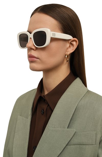 Солнцезащитные очки BALENCIAGA белого цвета по цене 43150 руб., арт. BB0295SK 003, фото 2 Солнцезащитные очки BALENCIAGA, арт. BB0295SK 003, фото 2