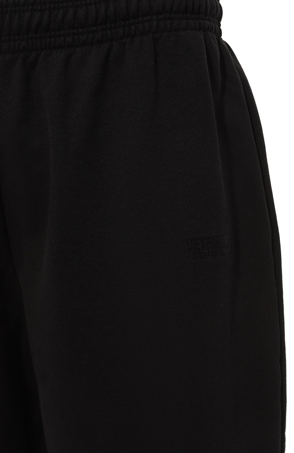 Хлопковые джоггеры VETEMENTS черного цвета по цене 87800 руб., арт. UE64SP400B, фото 8 Хлопковые джоггеры VETEMENTS, арт. UE64SP400B, фото 8