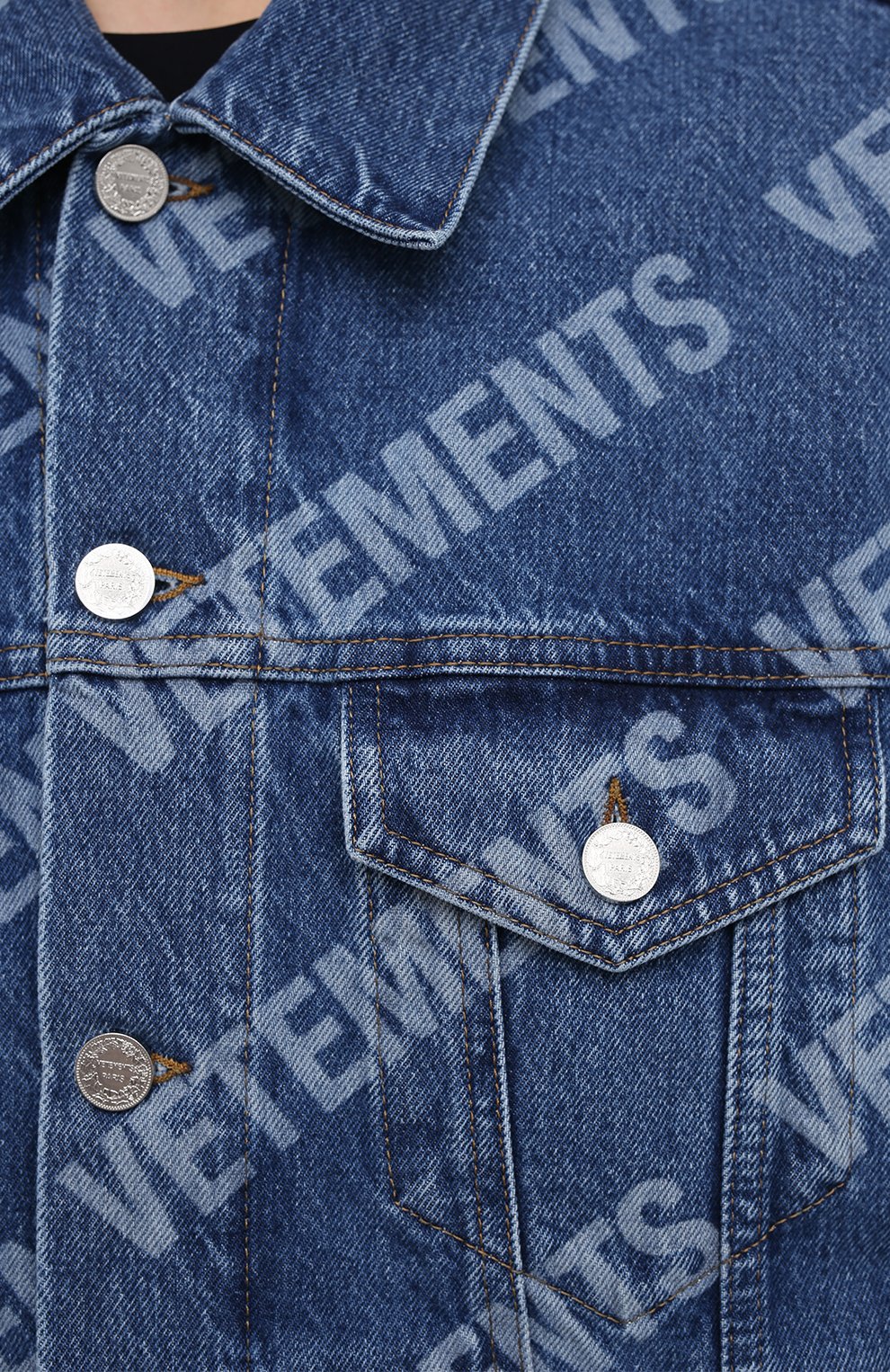 Джинсовая куртка VETEMENTS голубого цвета по цене 199500 руб., арт. UE51JA350B 2803/W, фото 5 Джинсовая куртка VETEMENTS, арт. UE51JA350B 2803/W, фото 5