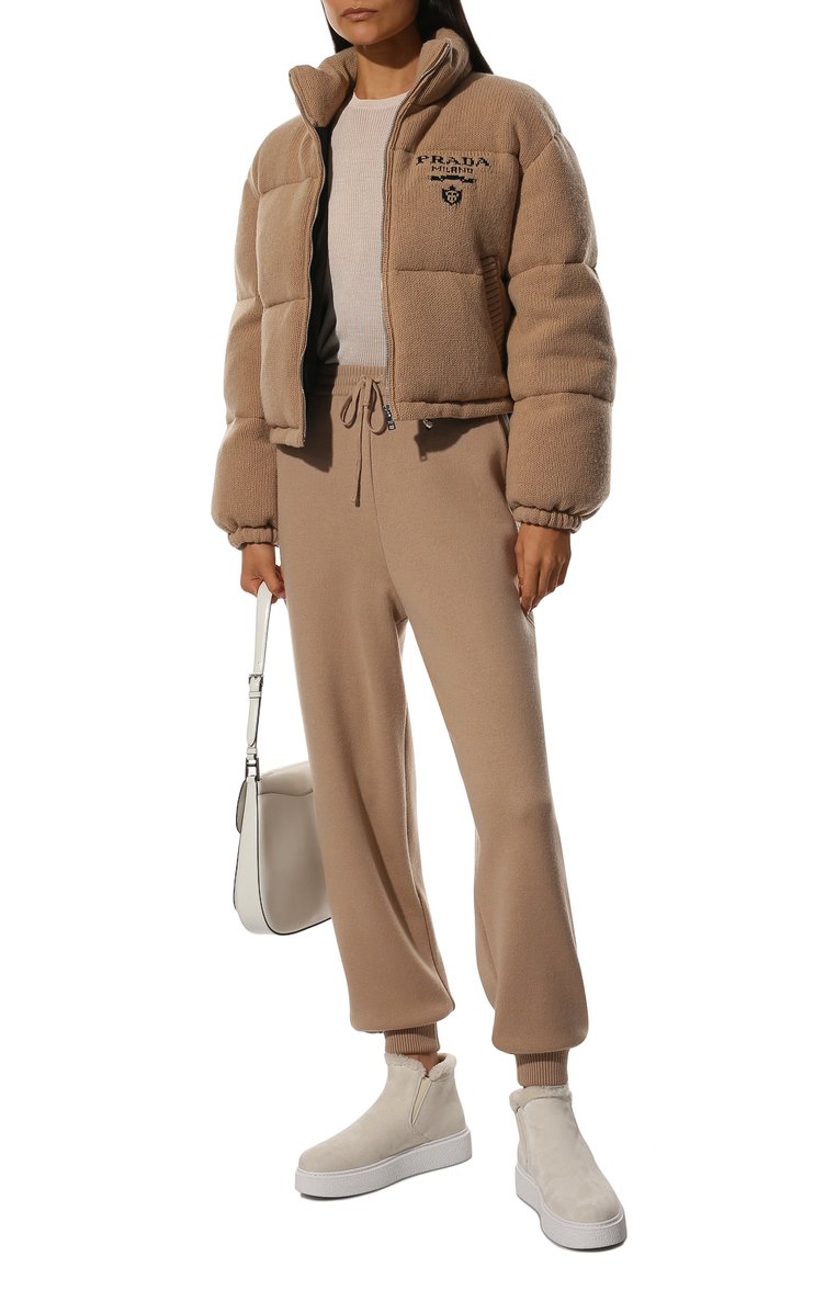Женский пуховик PRADA бежевого цвета, арт. 292028-10PH-F0627-212 | Фото 2 (Материал внешний: Кашемир, Шерсть; Рукава: Длинные; Материал утеплителя: Пух и перо; Длина (верхняя одежда): Короткие; Кросс-КТ: Пуховик; Стили: Спорт-шик)