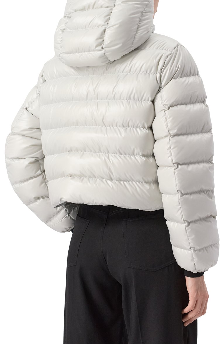 Женский пуховик MONCLER белого цвета, арт. 1A00023/5950K | Фото 4 (Материал внешний: Синтетический материал; Материал подклада: Синтетический материал; Материал утеплителя: Пух и перо; Длина (верхняя одежда): Короткие; Рукава: Длинные; Кросс-КТ: Пуховик; Стили: Кэжуэл; Автоматизация состава: Проставлено; Автоматизация ТО: Проставлено)