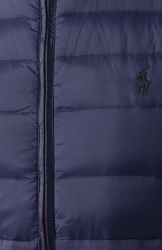 Мужская пуховая куртка POLO RALPH LAUREN синего цвета, арт. 710756884 | Фото 5 (Длина (верхняя одежда): Короткие; Материал подклада: Синтетический материал; Материал внешний: Синтетический материал; Рукава: Длинные; Мужское Кросс-КТ: Пуховик-верхняя одежда, Верхняя одежда, Куртка-пуховая; Кросс-КТ: Куртка; Материал утеплителя: Пух и перо; Статус проверки: Проверена категория; Материал сплава: Проставлено; Драгоценные камни: Проставлено; Ювелирные украшения: Назначено; Стили: Кэжуэл)