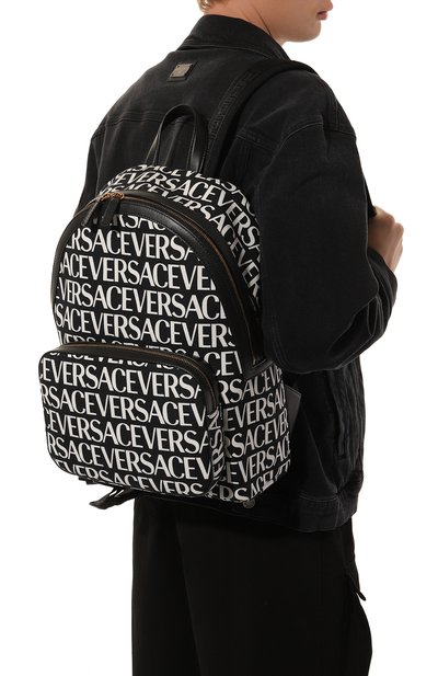 Рюкзак versace allover VERSACE черно-белого цвета по цене 146500 руб., арт. 1007703/1A06766, фото 2 Рюкзак versace allover VERSACE, арт. 1007703/1A06766, фото 2