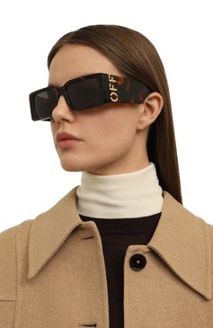Женские солнцезащитные очки OFF-WHITE коричневого цвета, арт. 0ERI097/6007 | Фото 2 (Региональные ограничения белый список (Axapta Mercury): Не проставлено; Нос: Не проставлено; Материал: Пластик; Тип очков: С/з; Кросс-КТ: С/з-унисекс; Очки форма: Маска, Прямоугольные; Оптика Гендер: оптика-унисекс)