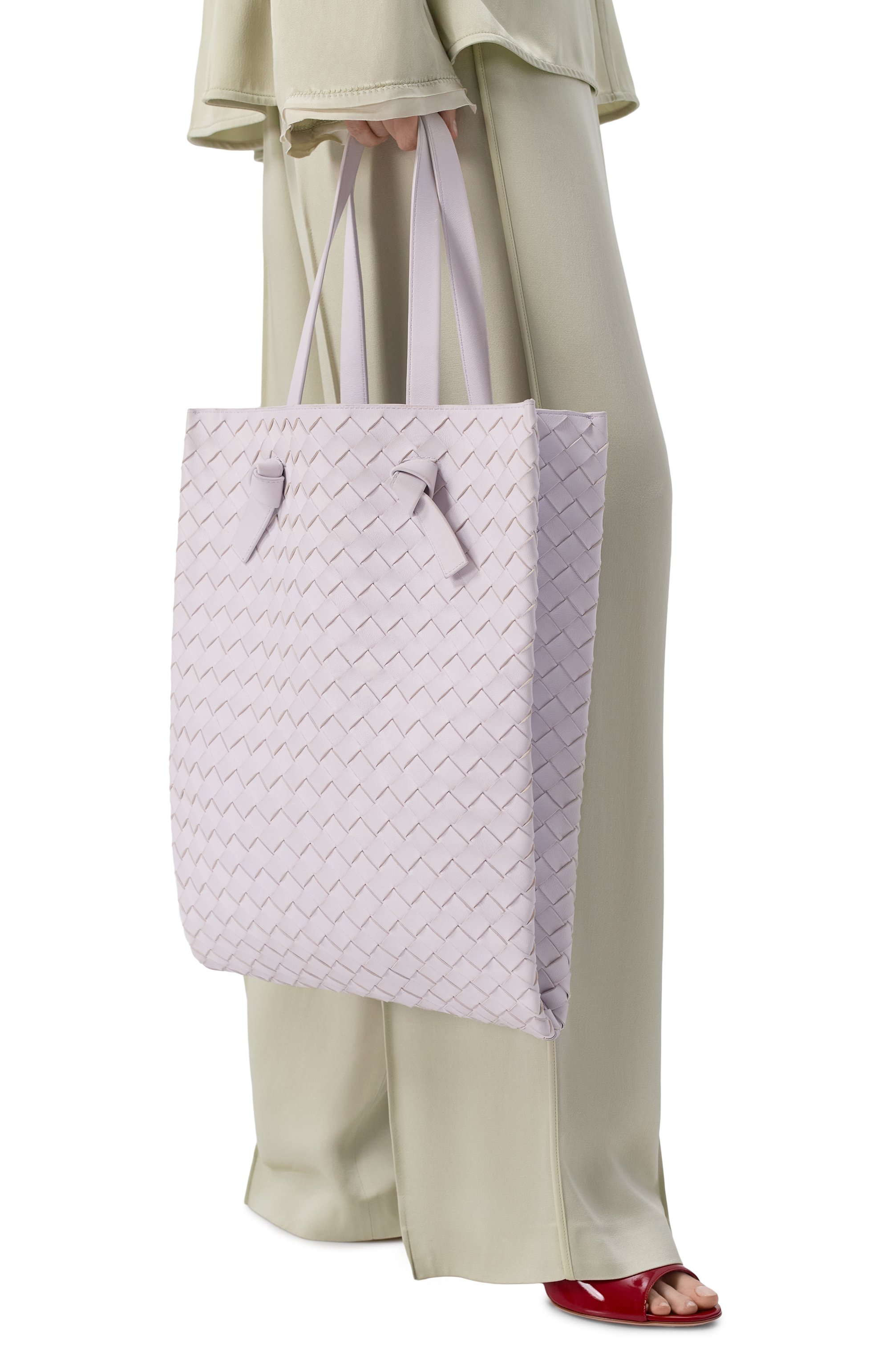 Сумка-тоут tie BOTTEGA VENETA светло-сиреневого цвета по цене 199500 руб., арт. 690502/V1FG1, фото 2 Сумка-тоут tie BOTTEGA VENETA, арт. 690502/V1FG1, фото 2