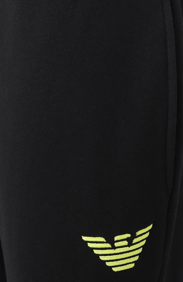 Мужские джоггеры EMPORIO ARMANI черного цвета, арт. 111873/4F571 | Фото 6 (Материал сплава: Проставлено; Драгоценные камни: Проставлено; Материал внешний: Хлопок, Синтетический материал; Длина (брюки, джинсы): Стандартные; Стили: Кэжуэл; Силуэт М (брюки): Джоггеры)