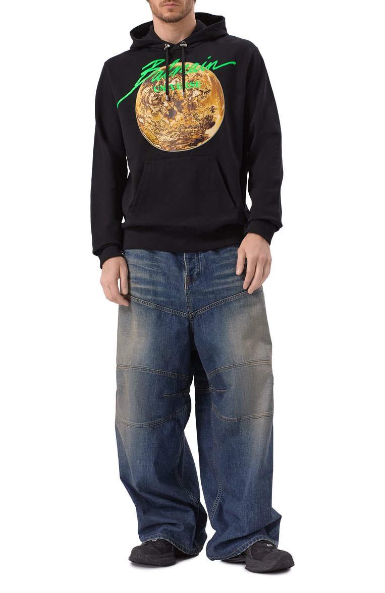 Мужской хлопковое худи BALMAIN черного цвета, арт. EH0JT047GE78 | Фото 2 (Материал внешний: Хлопок; Длина (для топов): Стандартные; Рукава: Длинные; Мужское Кросс-КТ: Худи-одежда; Стили: Кэжуэл; Принт: С принтом)
