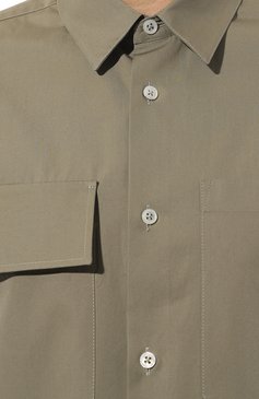 Мужская хлопковая рубашка JIL SANDER хаки цвета, арт. J23DL0002/J45001 | Фото 5 (Драгоценные камни: Проставлено; Длина (для топов): Стандартные; Материал внешний: Хлопок; Материал сплава: Проставлено; Рукава: Длинные; Воротник: Кент; Принт: Однотонные; Случай: Повседневный; Манжеты: На пуговицах; Рубашки М: Classic Fit; Стили: Милитари)