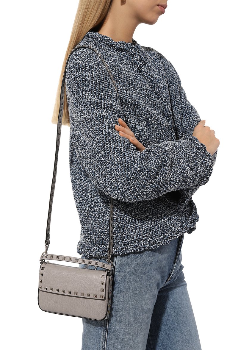 Женская сумка rockstud small VALENTINO светло-серого цвета, арт. 5W0P0W07/FID | Фото 2 (Материал: Натуральная кожа; Материал сплава: Проставлено; Драгоценные камни: Проставлено; Размер: small; Ремень/цепочка: На ремешке)