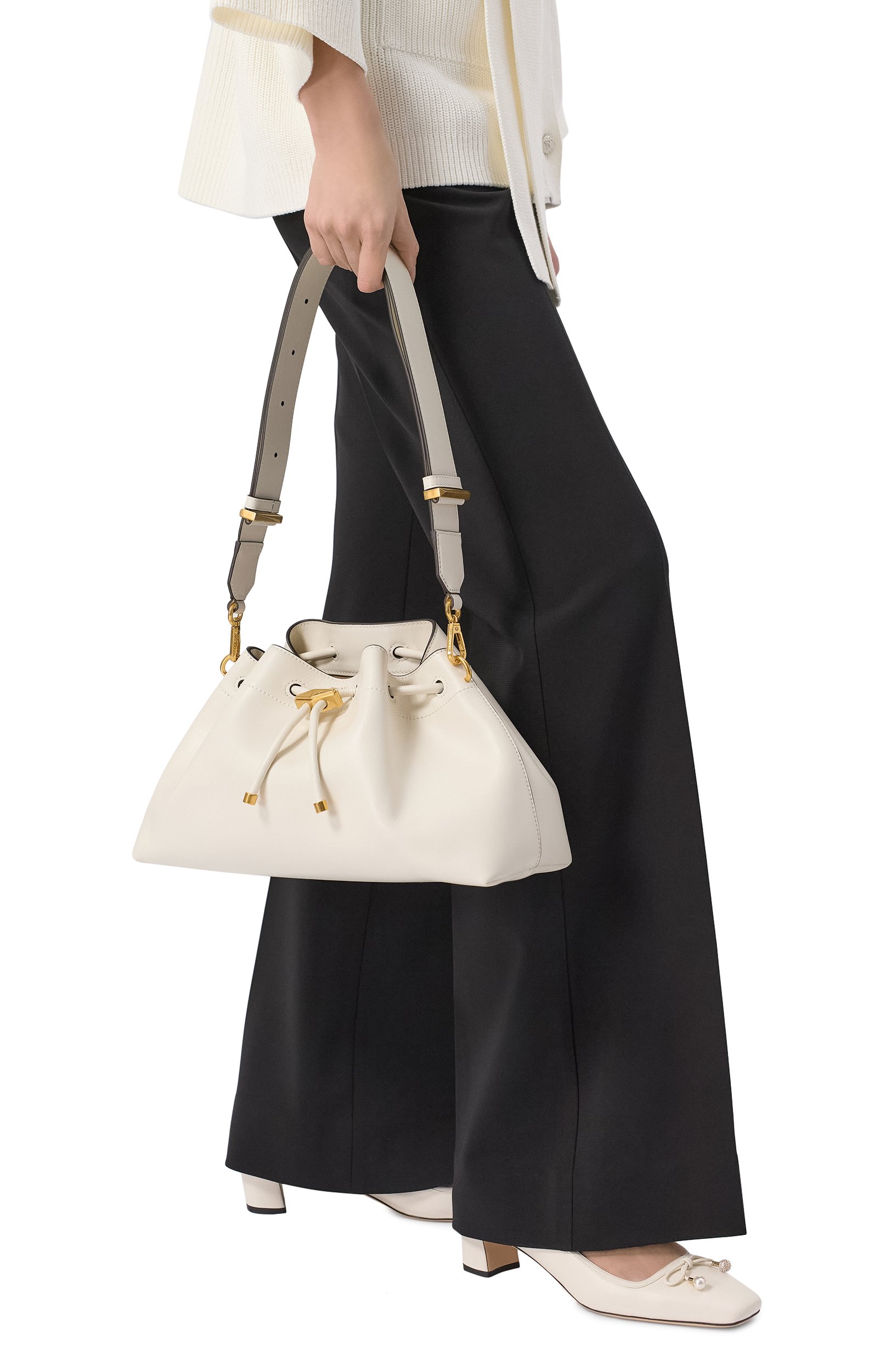 Сумка cinch medium JIMMY CHOO кремового цвета по цене 246500 руб., арт. B0N B0N BCKT E/W/HUT, фото 2 Сумка cinch medium JIMMY CHOO, арт. B0N B0N BCKT E/W/HUT, фото 2