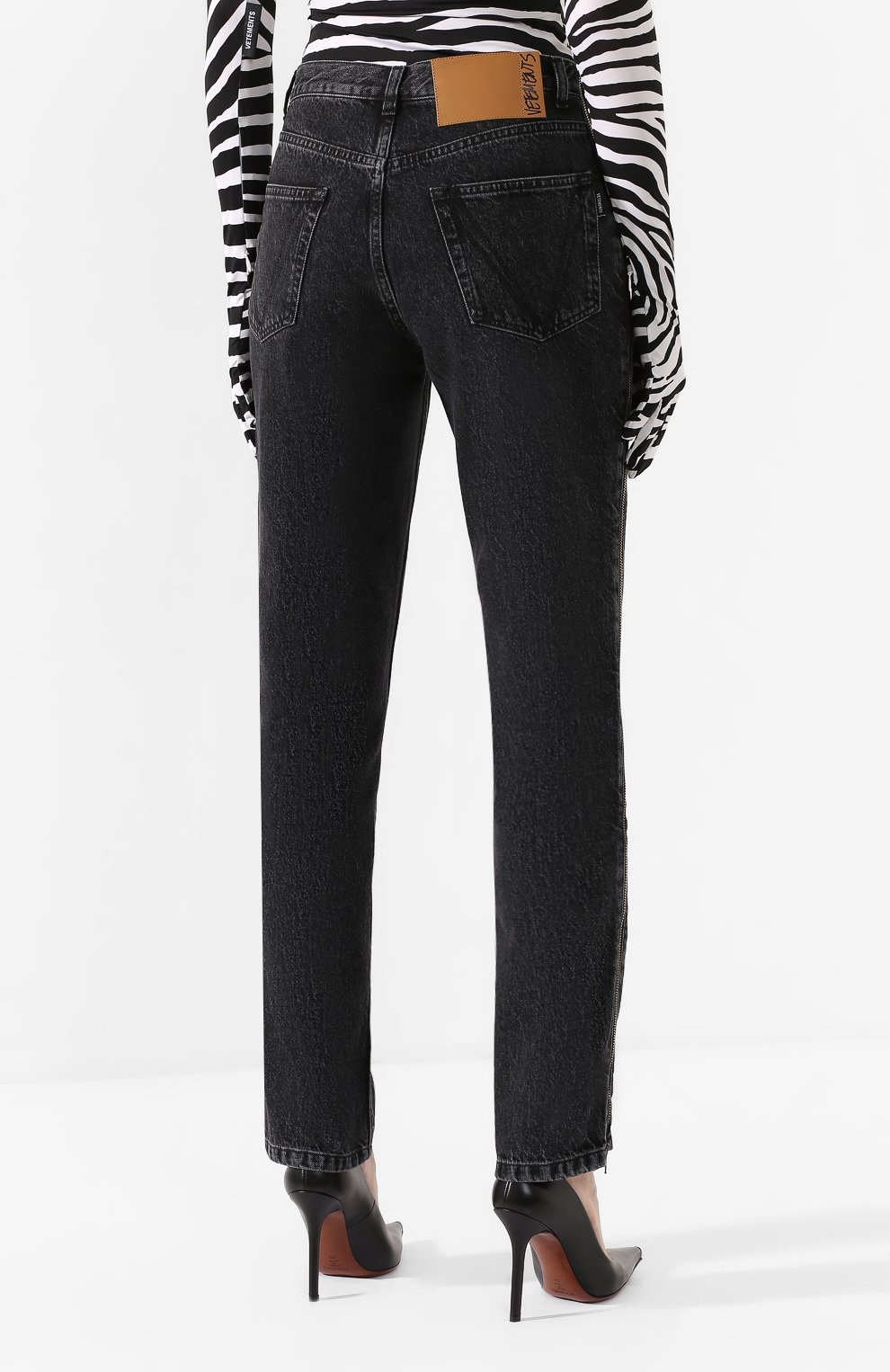 Джинсы VETEMENTS черного цвета по цене 65750 руб., арт. SS20PA332 2802/W/BLACK, фото 4 Джинсы VETEMENTS, арт. SS20PA332 2802/W/BLACK, фото 4